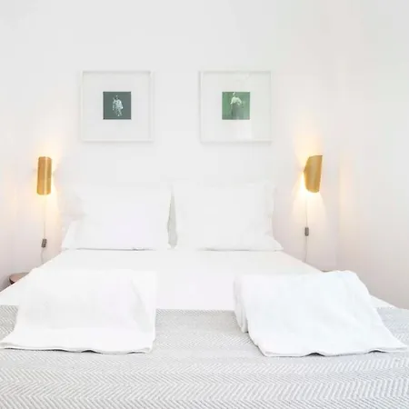 Central Apartment 2 Bedroom With Fast Internet * Лиссабон